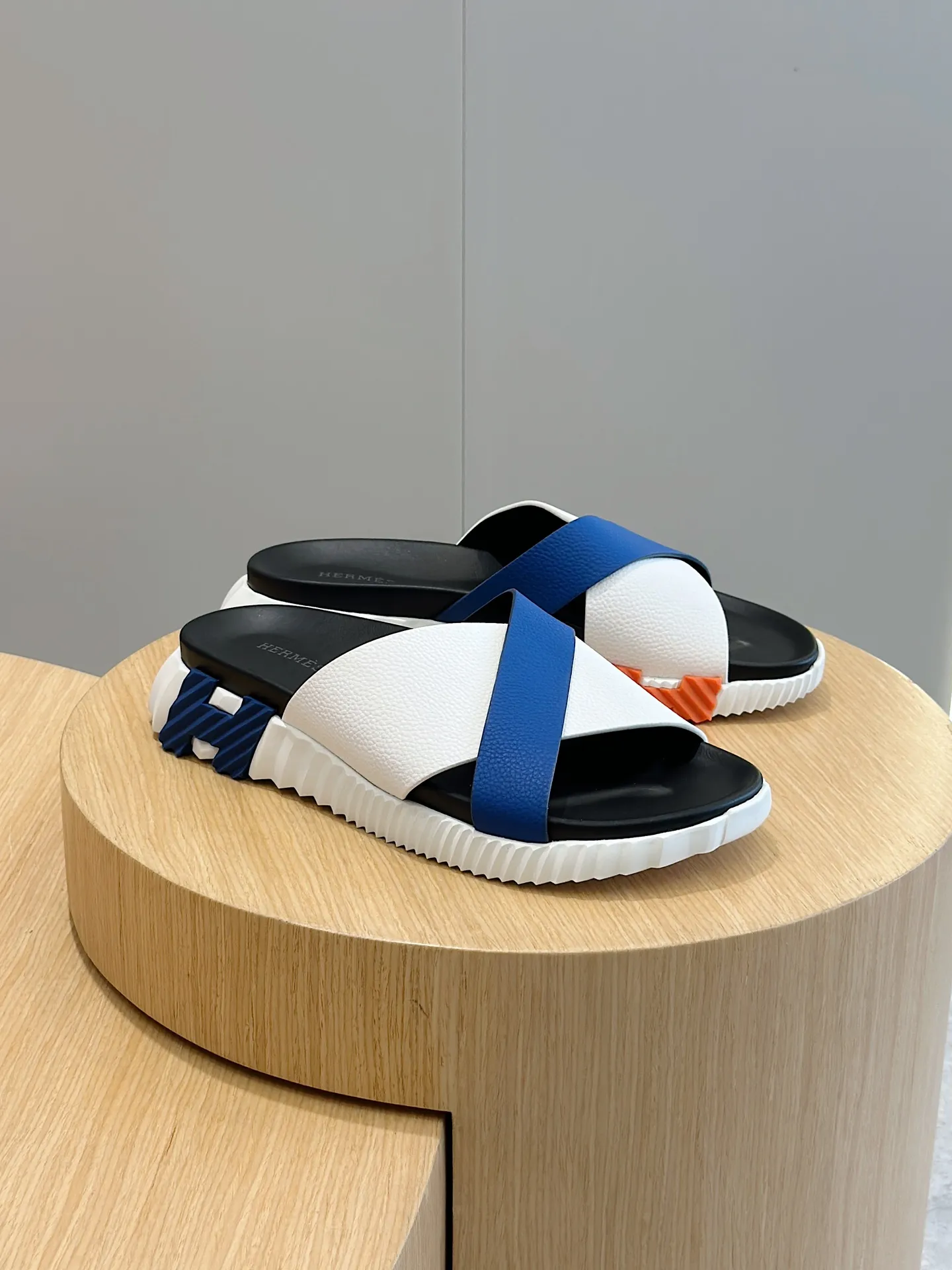 Factory price: 360💰Hermès [HERMÈS] Top Herme*H Home Hermès Men's Sandals and Slippers-Original Reproduction. Purchase the original version and make it one to one. The outsole is privately molded. The color of the outsole corresponding to each color is the same as the original version. Come to those who know the stuff 💪 The ultra-light soles are designed in contrasting colors, and they feel so comfortable on your feet! Calfskin, cowhide feet, private model outsole. Size: 39-44 (customized at 38.45)